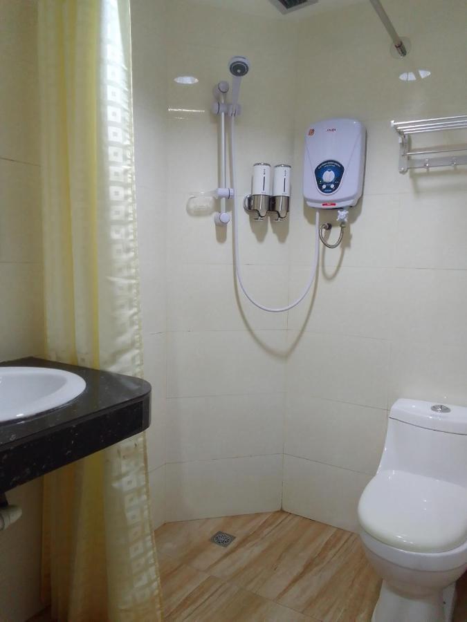 Super Oyo 90464 Borneo Suites Hotel Kota Kinabalu Extérieur photo